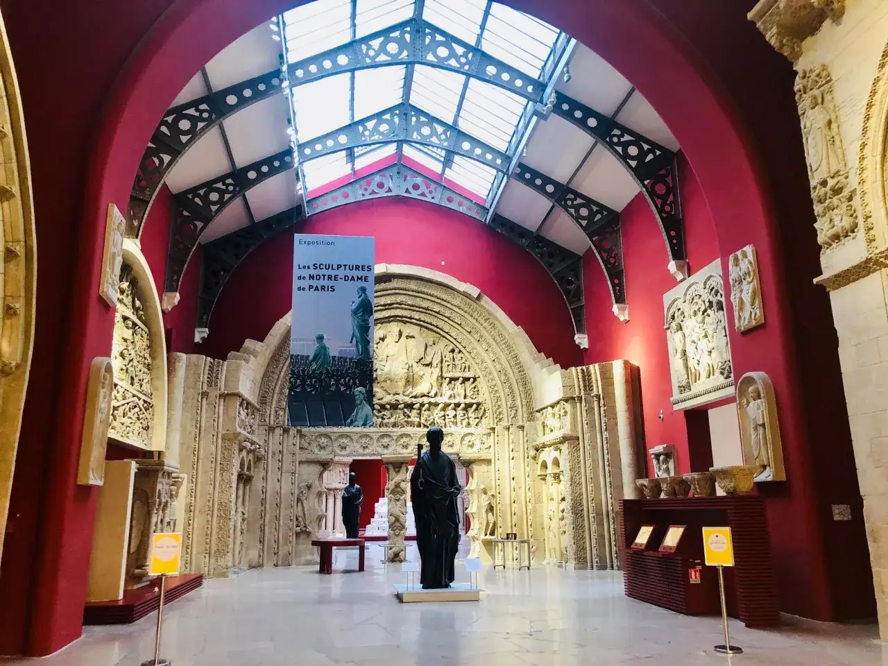 Salle d'exposition du mus&eacute;e de Paris, pr&eacute;sentant des sculptures m&eacute;di&eacute;vales de Notre-Dame.