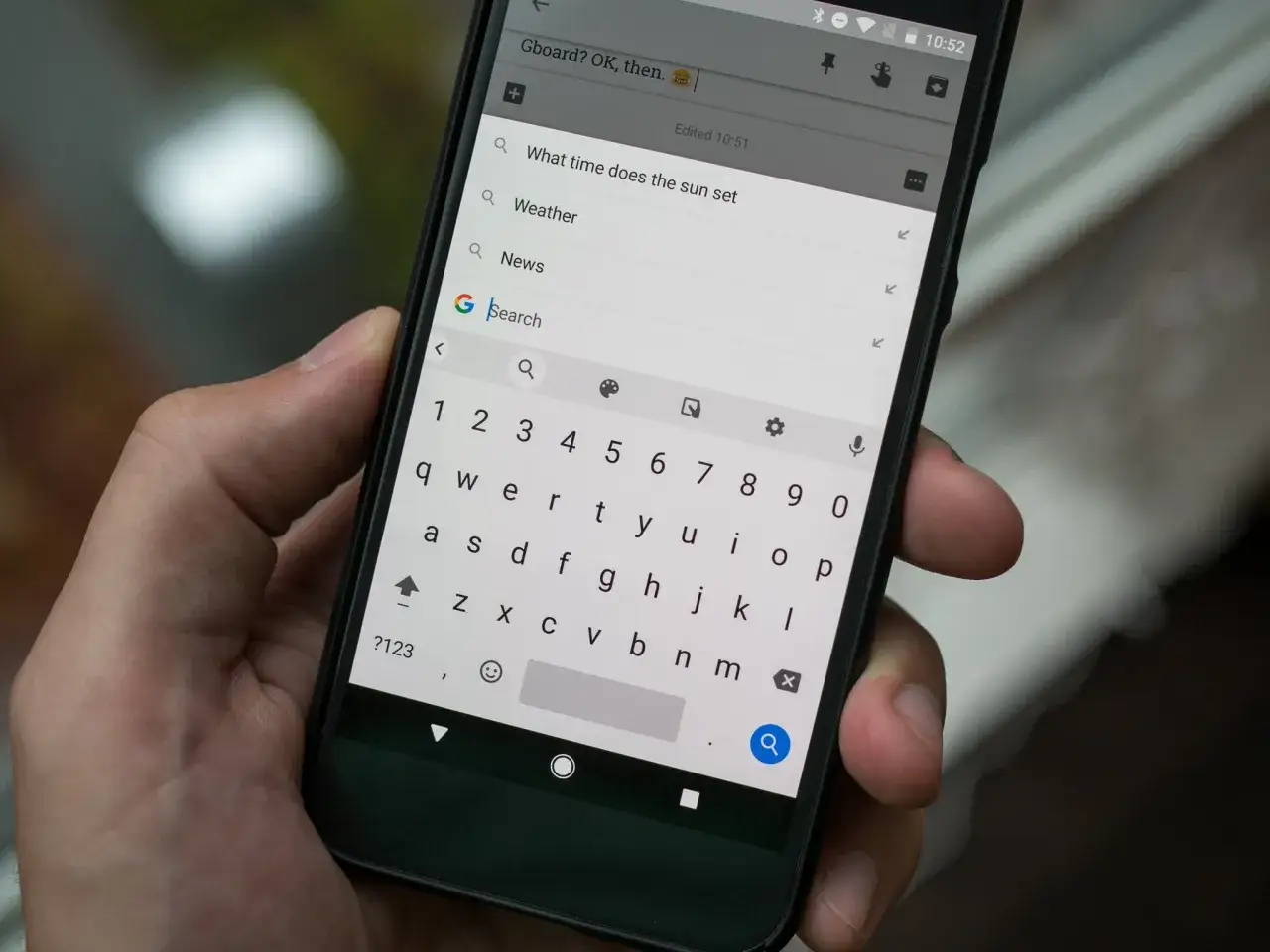 Na ekranie telefonu widać klawiaturę Gboard. Użytkownik wpisuje