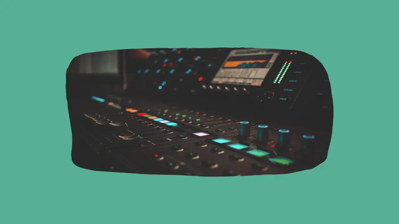 Consola de mezclas con luces LED y faders. Ideal para crear tu propia m&uacute;sica, como descargar m&uacute;sica libre de derechos gratis.