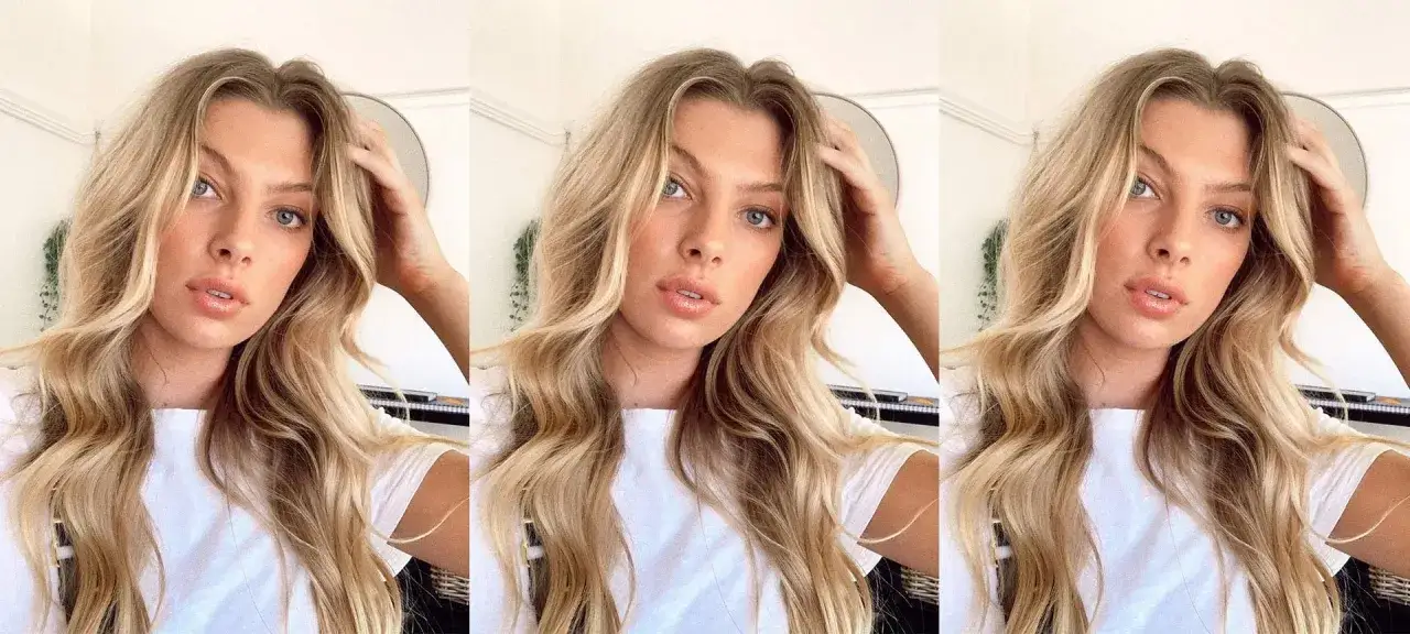 Mujer con cabello rubio ondulado, mostrando varios tipos de rubio natural.