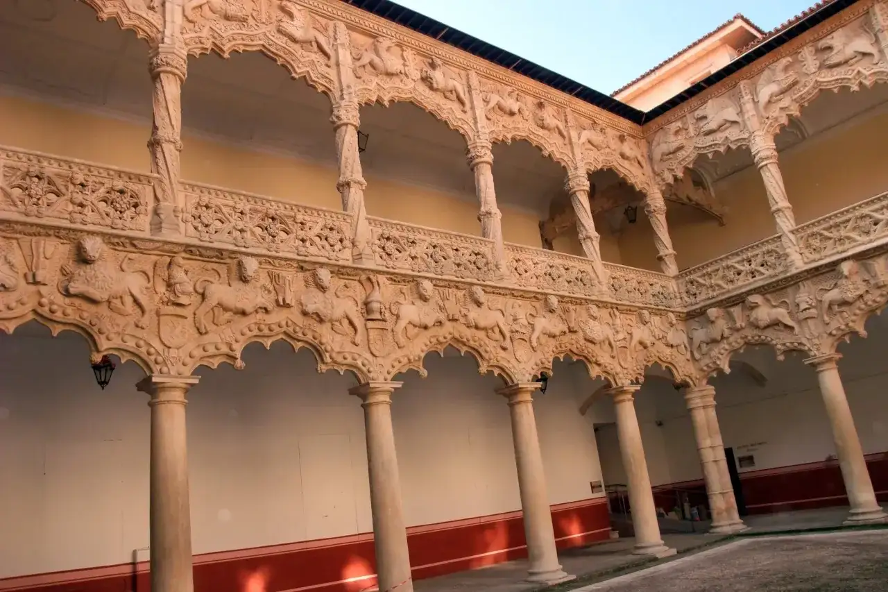 Detailreiche Arkaden mit L&ouml;wenreliefs und filigranen Ornamenten in Guadalajara, Spanien.