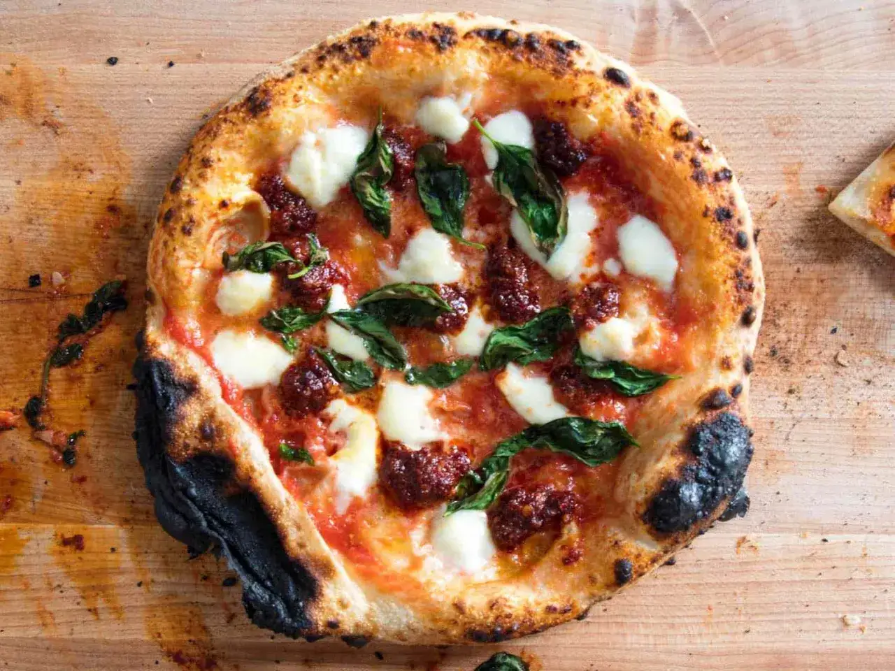 Pikantna pizza z ndują, mozzarellą i bazylią. Zastanawiasz się nduja co to? To pikantna, smarowna włoska kiełbasa.