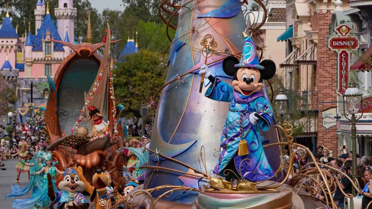 Magiczna parada w pierwszym Disneylandzie. Czarodziej Myszka Miki i przyjaciele na barwnym wozie.