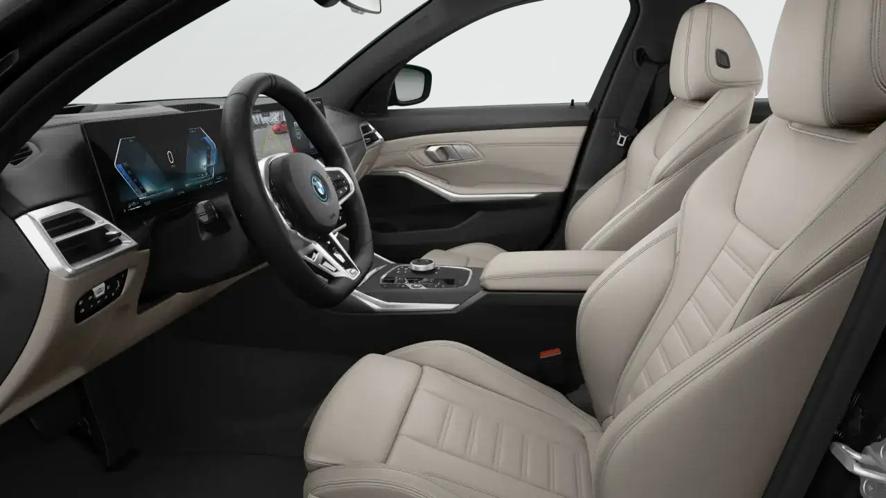 Wnętrze BMW 330e z jasnymi, skórzanymi fotelami i nowoczesnym panelem cyfrowym.