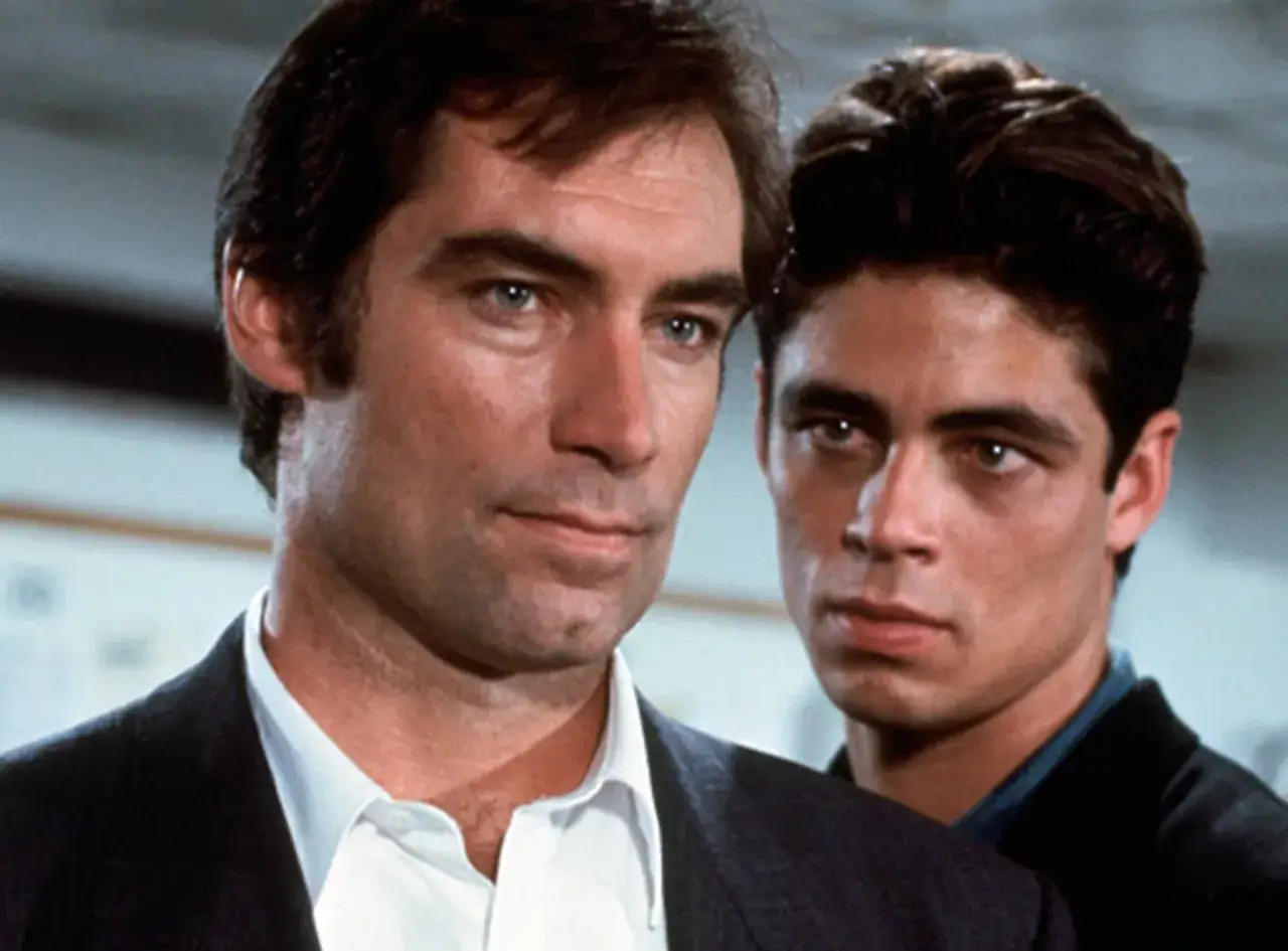 Timothy Dalton i Benicio del Toro w scenie z filmu