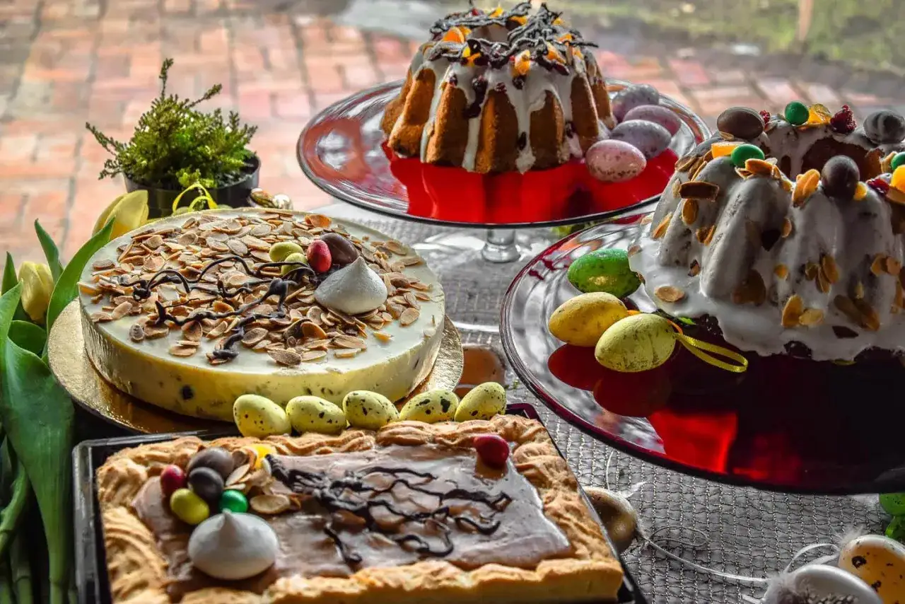Wielkanocny catering w Warszawie: babki, mazurki i czekoladowe jajka na świątecznym stole.