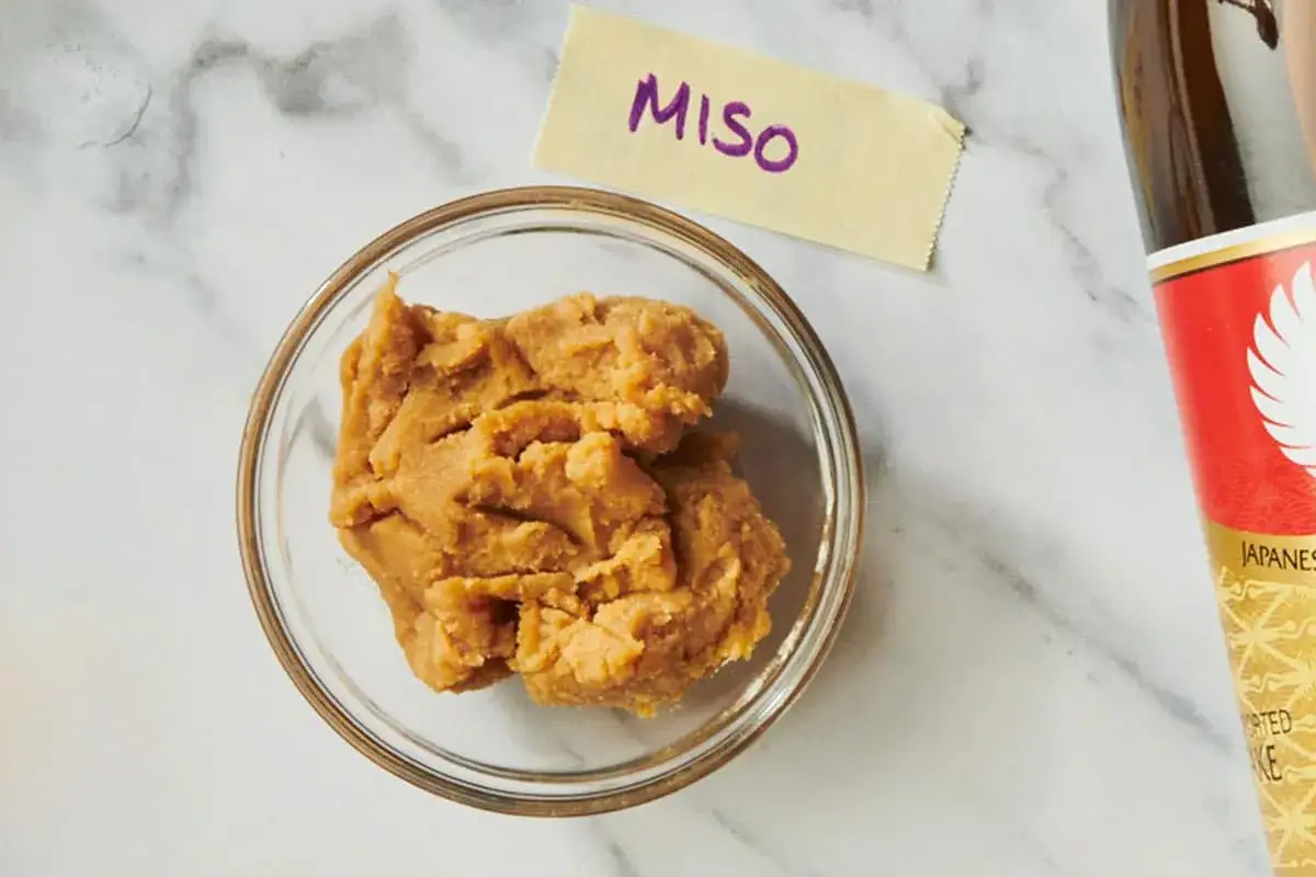 Miseczka z pastą miso, obok karteczka z napisem 
