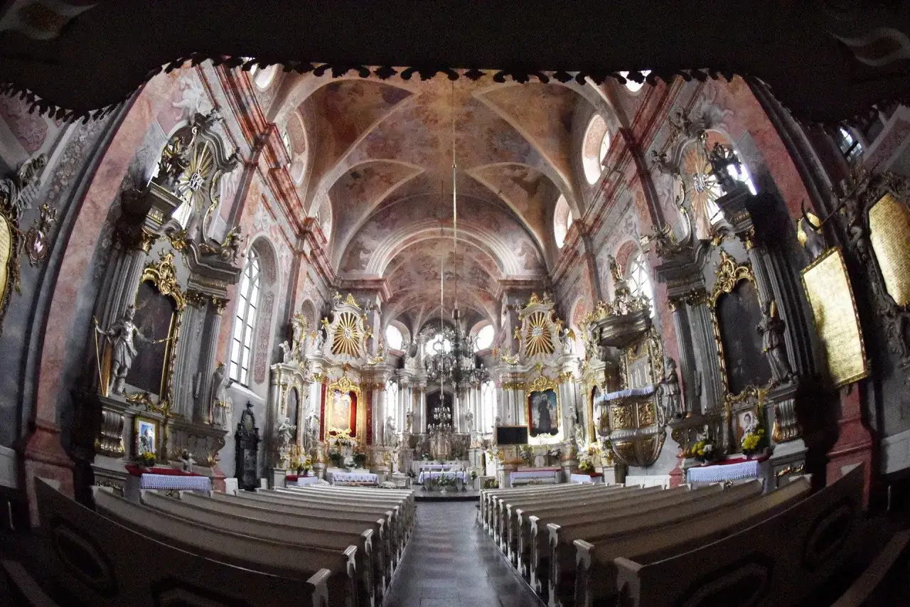 Wnętrze kościoła św. Piotra zachwyca barokowym przepychem. Złote zdobienia, malowidła na sklepieniu i rzeźby tworzą niepowtarzalny klimat.
