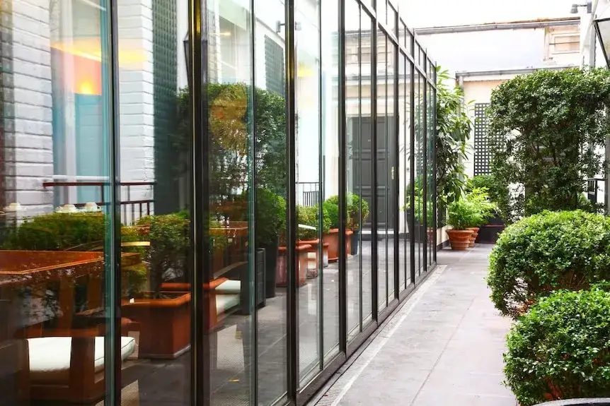 Hôtel de la Jatte Neuilly jardin intérieur patio