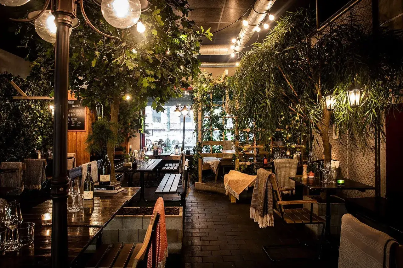 Mysig restaurang med träd och ljusslingor. Perfekt för en romantisk middag. Läs gärna diket recensioner för att se vad andra tycker!