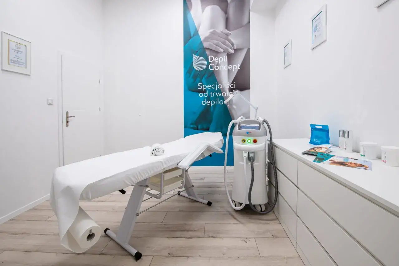 Gabinet depilacji z leżanką i nowoczesnym laserem. To najlepszy laser do depilacji, który zapewnia trwałe efekty.