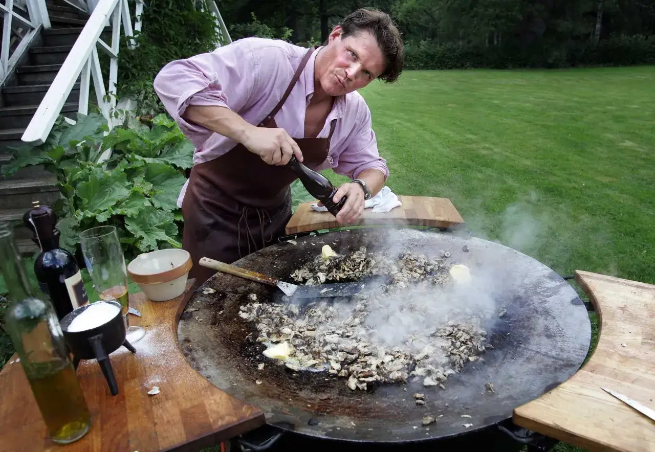 Per Morberg lagar mat utomhus, en scen som påminner om hans filmer och tv-program.