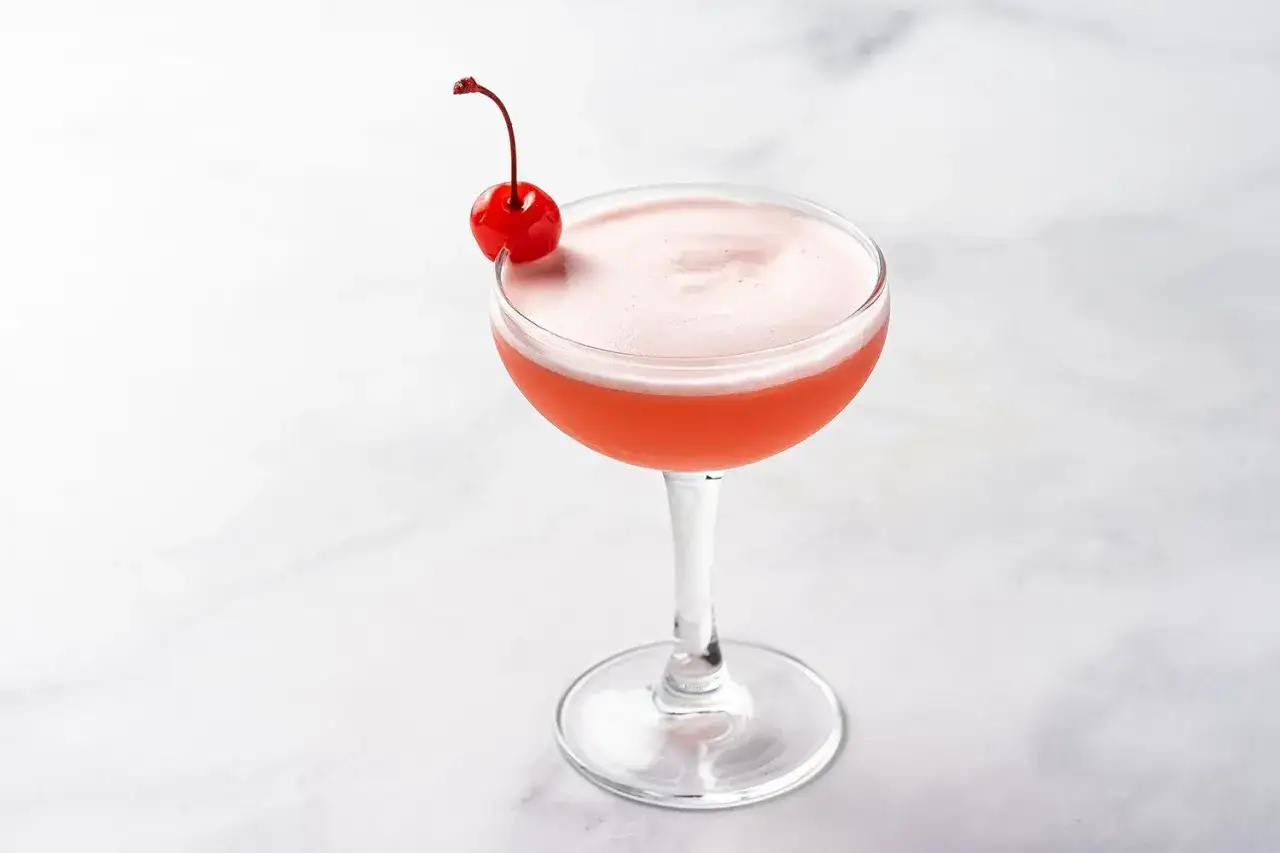 Pink Lady cocktail presentation