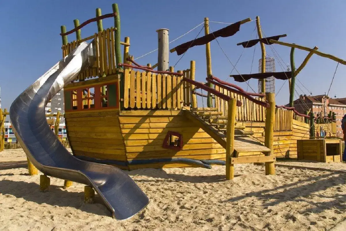 Parque infantil con barco pirata de madera y tobog&aacute;n, ideal para la vitoria con ni&ntilde;os. &iexcl;A jugar!