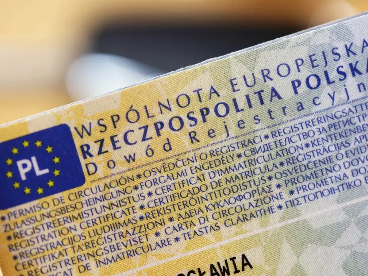 Dowód rejestracyjny z oznaczeniem PL. Zmiana zameldowania może wymagać aktualizacji danych w dowodzie.