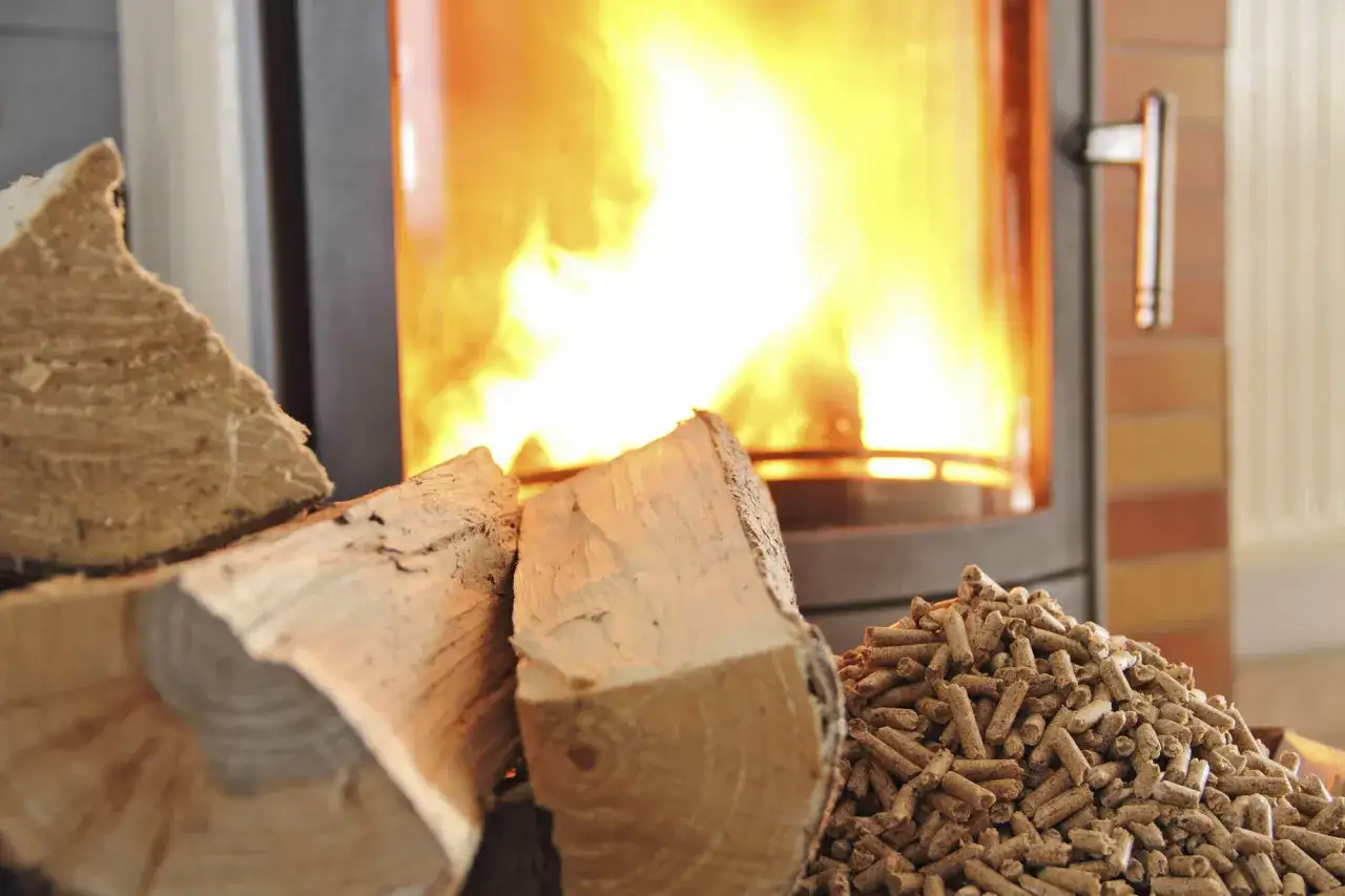 Scheitholz und Pellets, bereit als Biomasse Holz für ein warmes Feuer im Kamin.