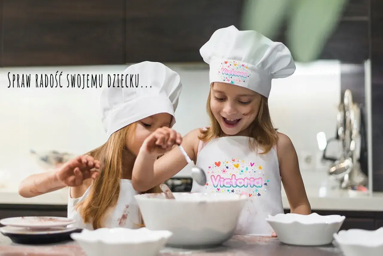 Dwie dziewczynki w fartuszkach kuchennych dla dzieci i czapkach kucharskich mieszają coś w misce.