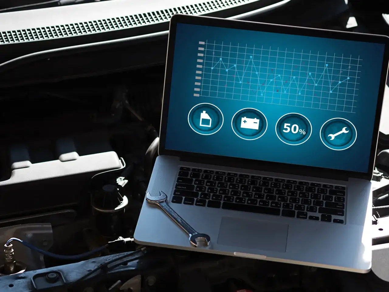 Laptop z wykresem diagnostycznym i ikonami, klucz na klawiaturze. Analiza stanu akumulatora, adaptacja akumulatora.