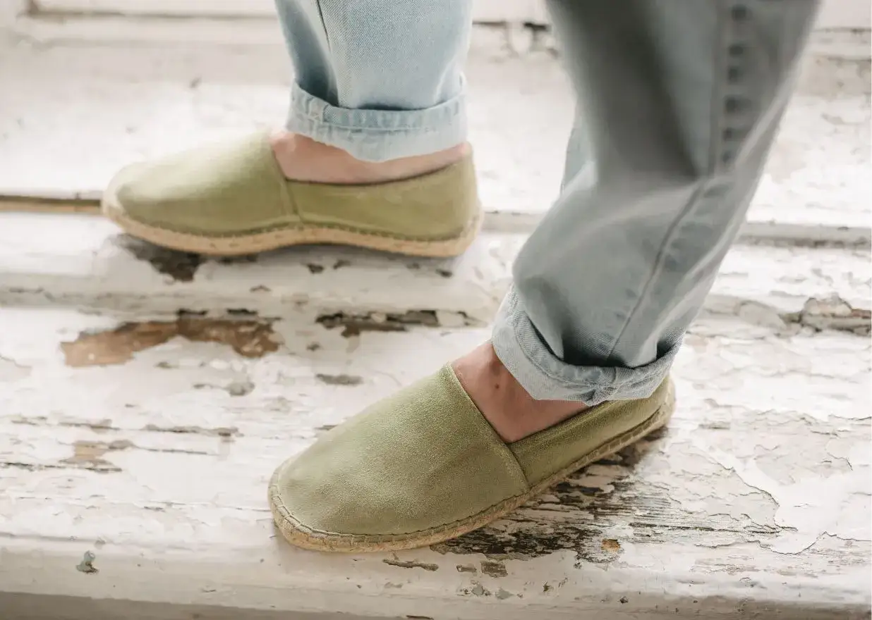 Męskie espadryle w kolorze oliwkowym, idealne do letnich stylizacji z jeansami.