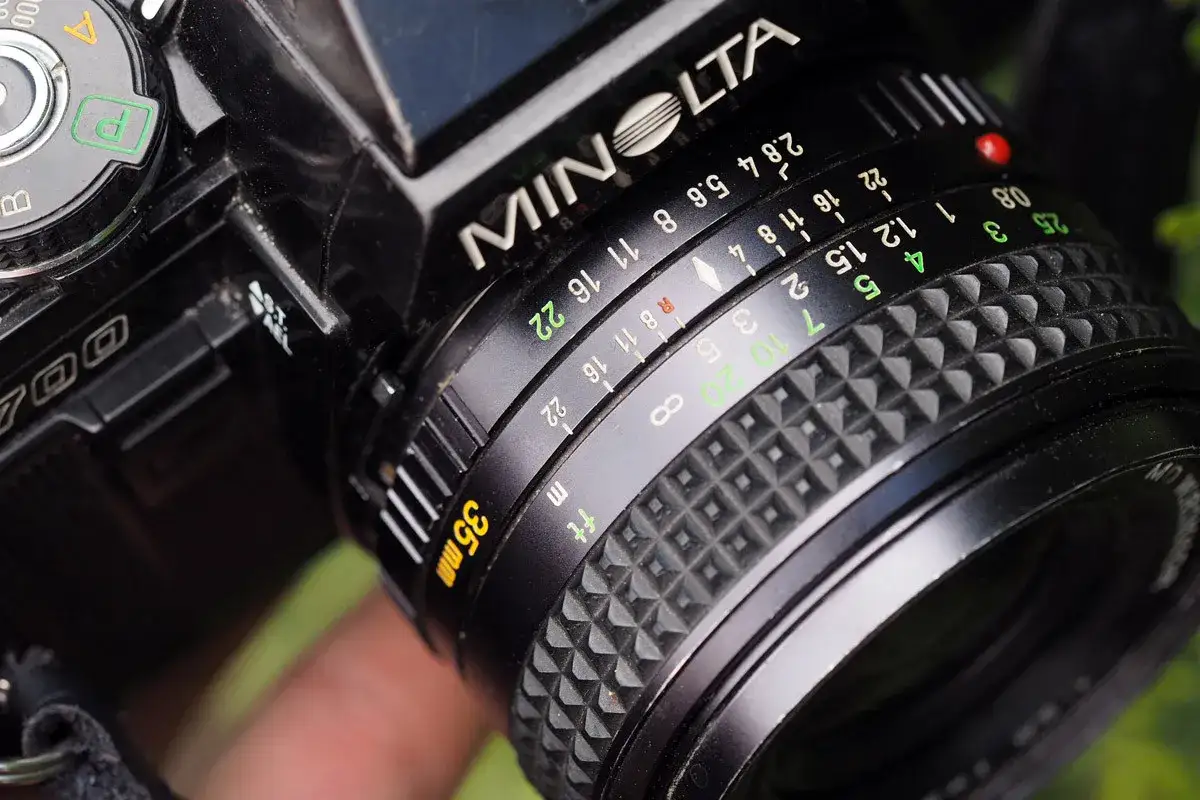 Obiektyw Minolta z oznaczeniami przysłony i odległości. Manualne ustawianie ostrości, bo autofokus co to?