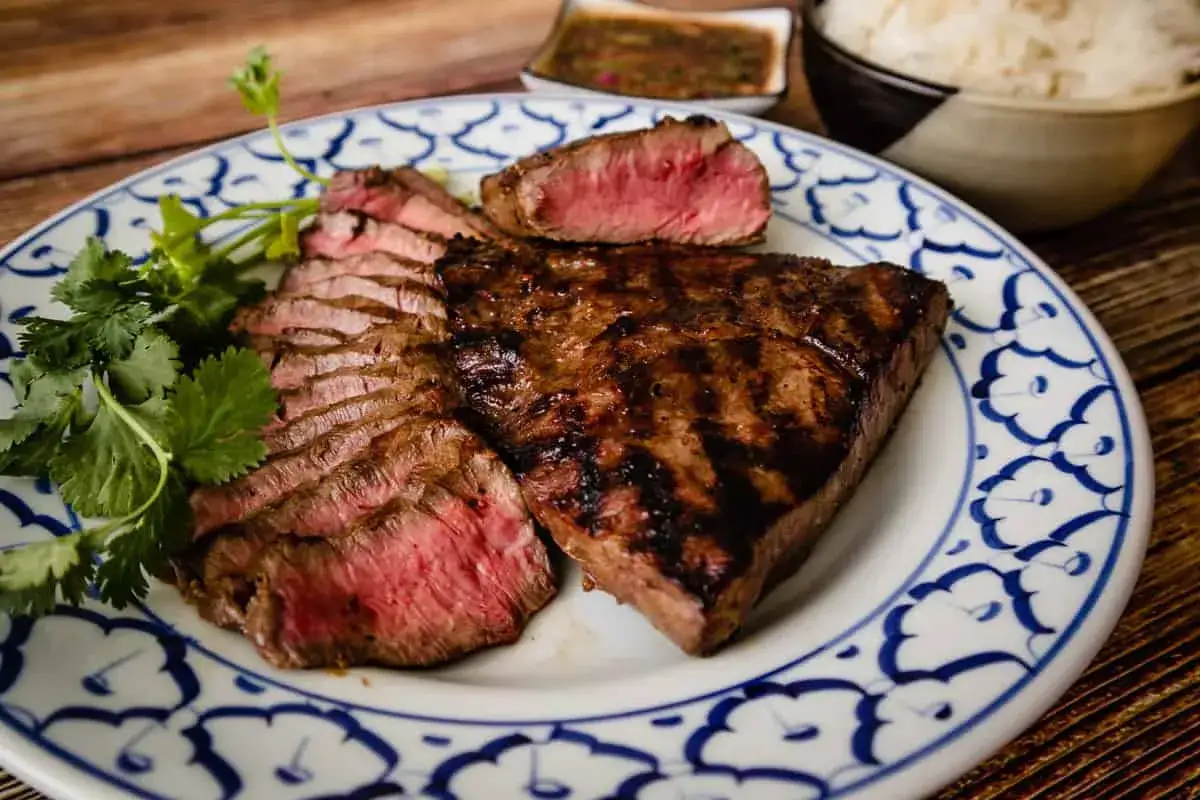 En saftig, dubbelmarinerad oxfile, perfekt grillad med en h&auml;rlig yta. Serveras med ris och en smakrik s&aring;s.