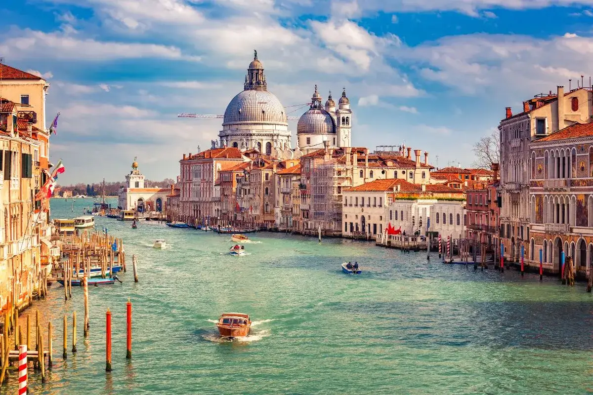 Canale di Venezia, con la Basilica di Santa Maria della Salute e palazzi storici, testimoni della grandezza della repubblica marinara Venezia.