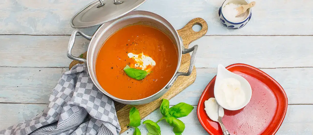 Herzhafte Tomatensuppe mit frischen Tomaten, garniert mit einem Klecks Sahne und Basilikum. Ein tolles Rezept für kalte Tage!
