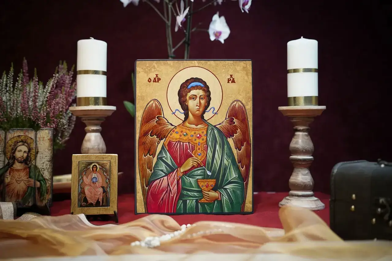 Zachwyt nad sztuką sakralną: jak czytać ikonografię. Ikony aniołów, Jezusa i Matki Bożej, świece, kwiaty i ozdobny kufer tworzą mistyczną atmosferę.