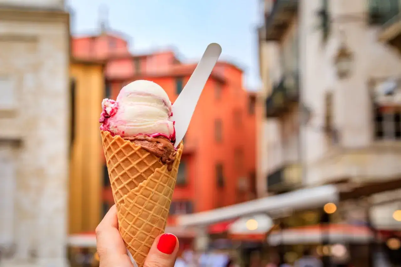 Pyszne lody w wafelku, idealne jako pamiątka – oto co przywieźć z Nicei!
