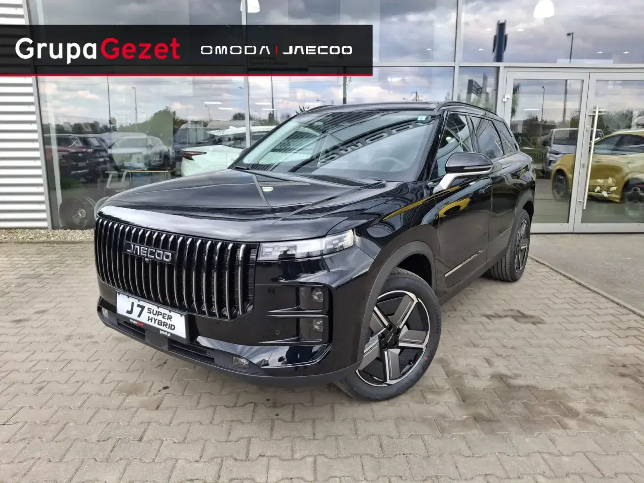 Czarny Jaecoo 7 Super Hybrid przed salonem. Sprawdź atrakcyjną jaecoo 7 cenę i ofertę Grupy Gezet.