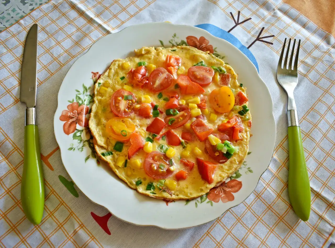 Kolorowy omlet z pomidorkami, kukurydzą i szczypiorkiem. Idealny przepis na zdrowy omlet na śniadanie.