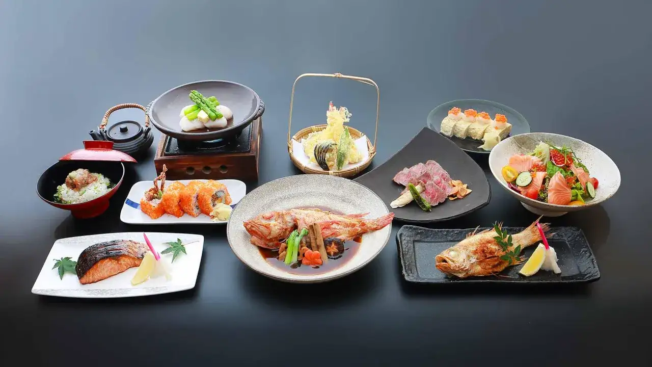 Vielfalt an japanischen Rezepten: Sushi, gebratener Fisch, Tempura, Rindfleisch und Salat. Ein Fest f&uuml;r die Sinne.