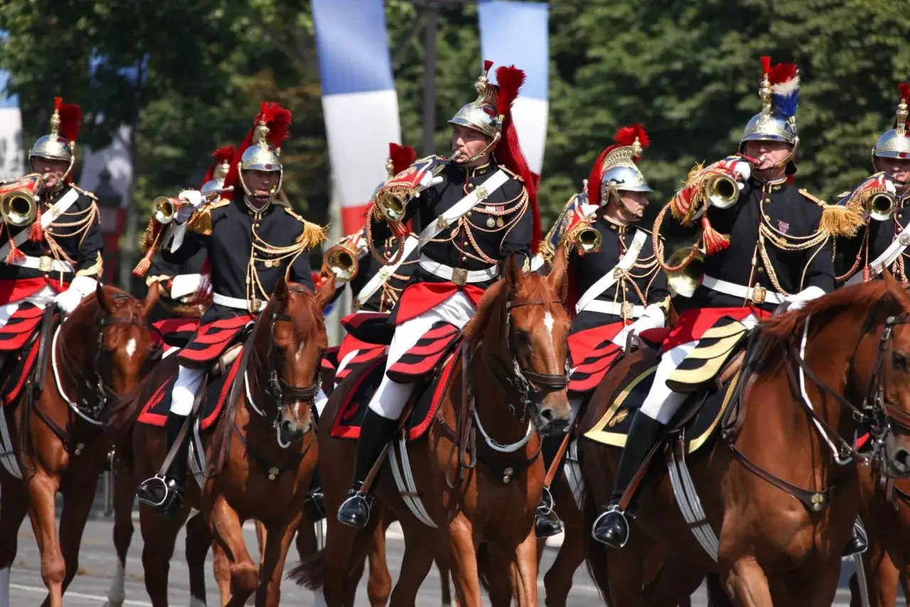 Cavaliers en uniforme jouant de la grosse trompette de fanfare lors d'une parade.