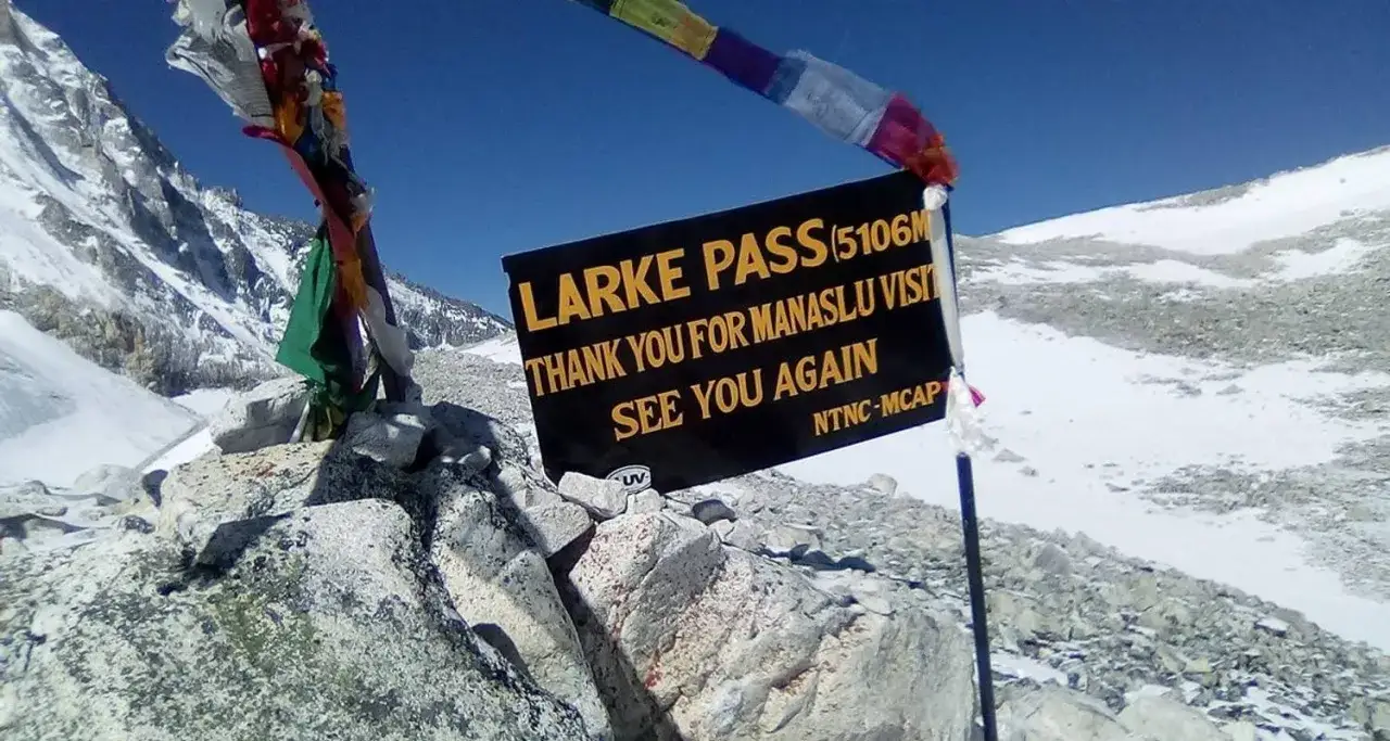 Bandera en Larke Pass (5106m) durante un trekking en Manaslu. &iexcl;Gracias por visitar!