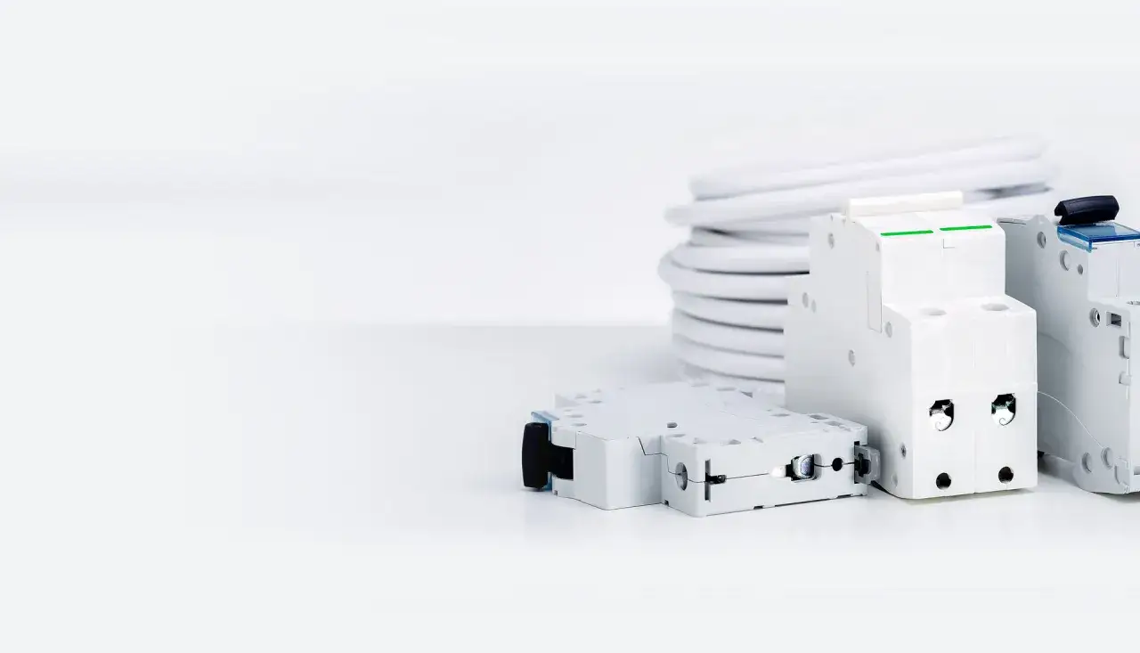 Wyłączniki nadprądowe i zwój białego kabla. Idealne produkty dla hurtowni elektrycznej.
