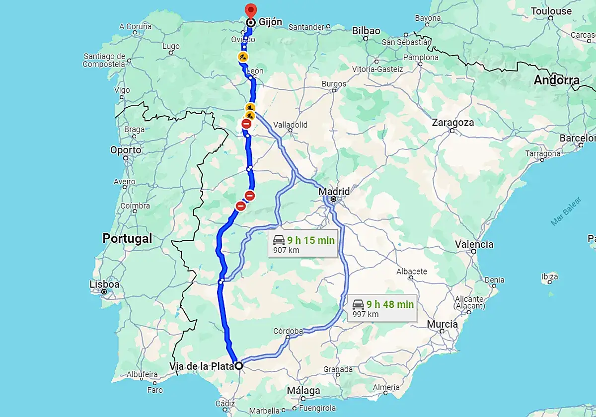 Mapa de España y Portugal con la ruta de la Plata marcada en azul. Muestra el itinerario desde Gijón hasta Sevilla, con desvíos a Madrid.
