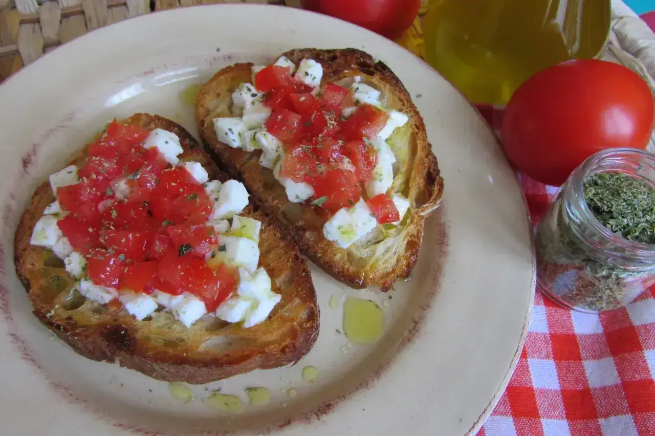 Pyszna bruschetta przepis: chrupiące grzanki z pomidorami, mozzarellą i ziołami. Idealna na szybką przekąskę.