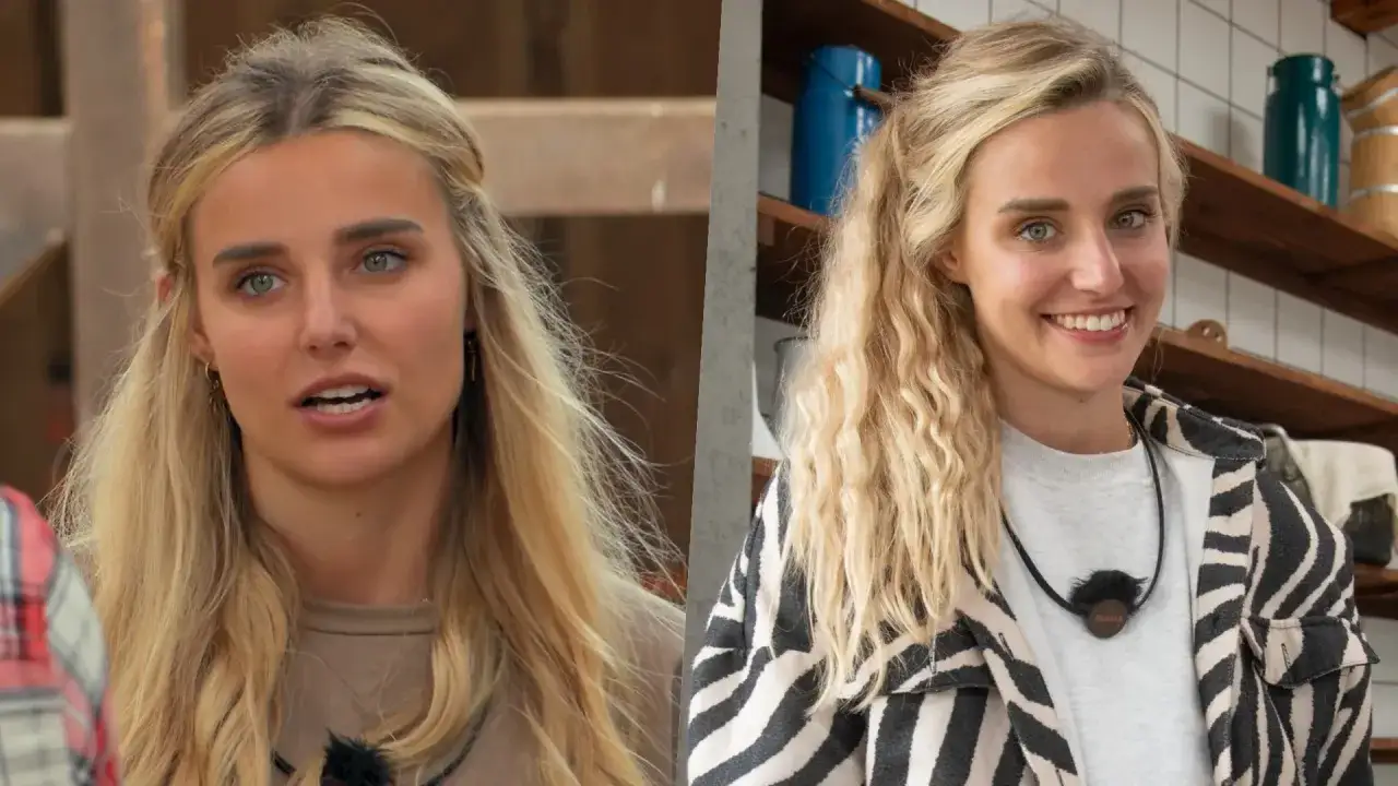Uśmiechnięta blondynka z naszyjnikiem 