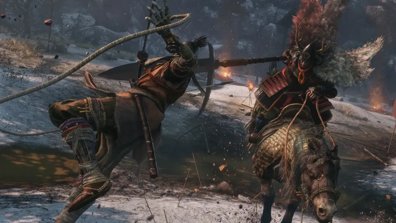 Un guerrero en Sekiro, con su brazo protésico, esquiva un ataque de lanza de un enemigo montado. ¡La batalla por la victoria continúa!