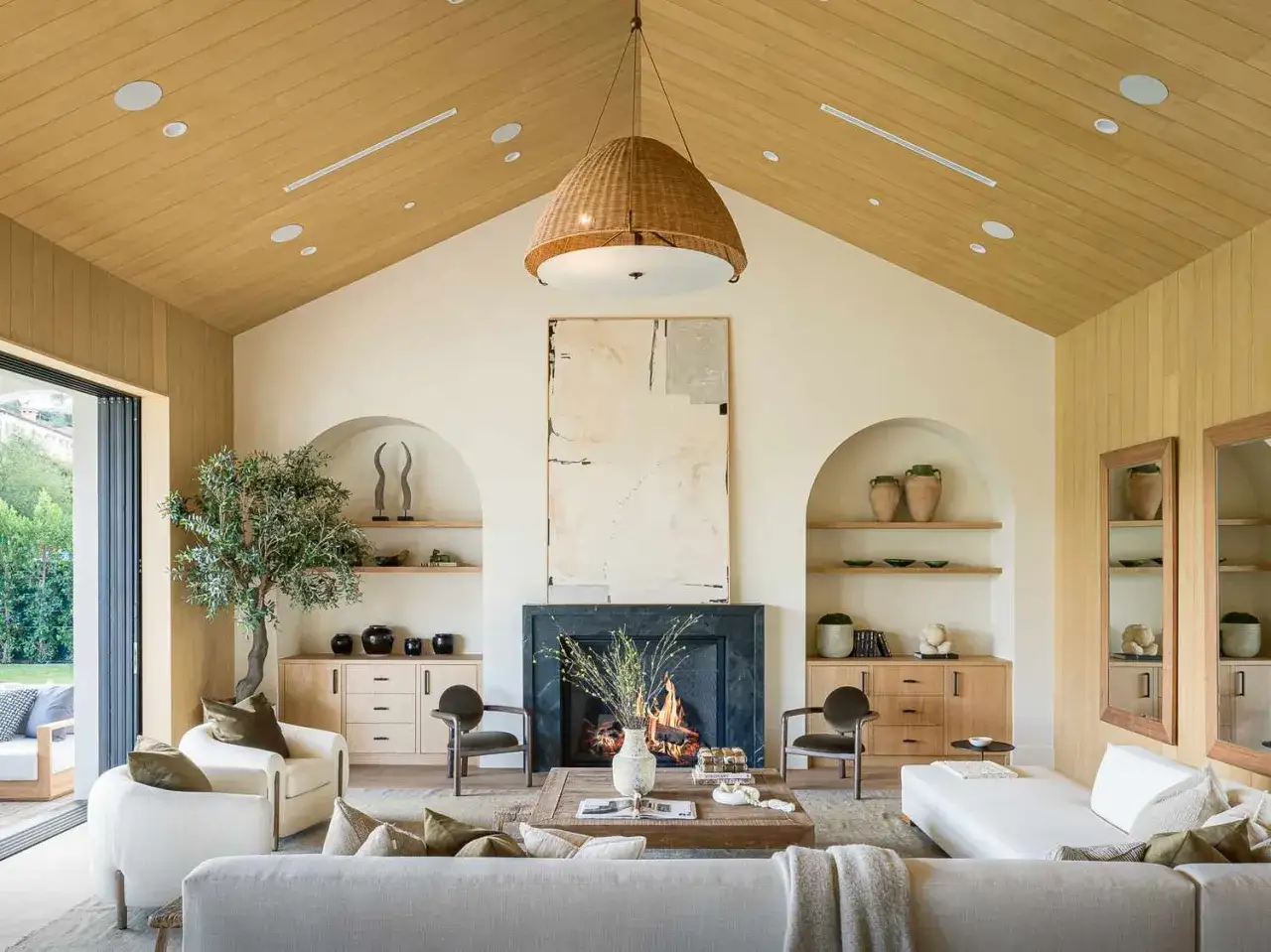Salon lumineux avec cheminée, œuvre d'art abstraite et mobilier invitant. Une parfaite deco maison moderne chic pour un intérieur chaleureux.