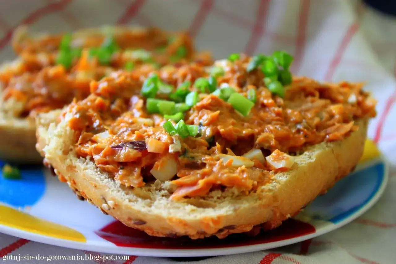 Pyszna pasta z makreli w pomidorach na chrupiącej bułce, posypana szczypiorkiem. Idealna na szybkie śniadanie lub przekąskę.