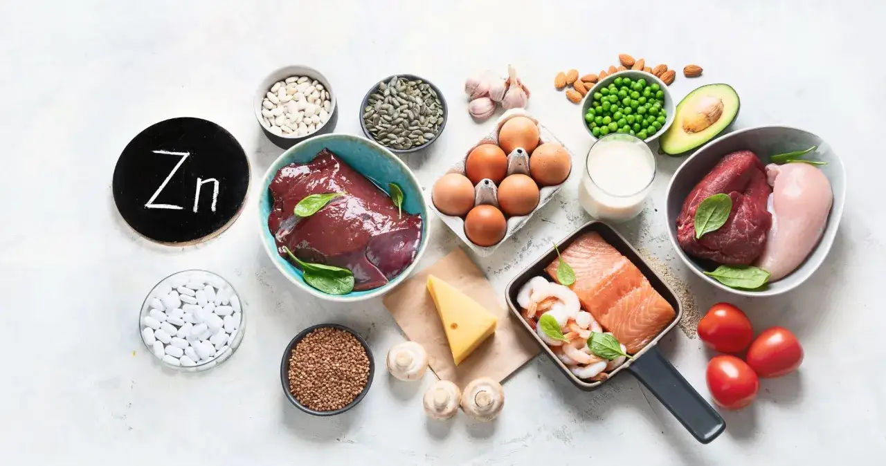 Cynk i selen w produktach: wątróbka, mięso, ryby, jajka, fasola, orzechy, nasiona, nabiał, warzywa.