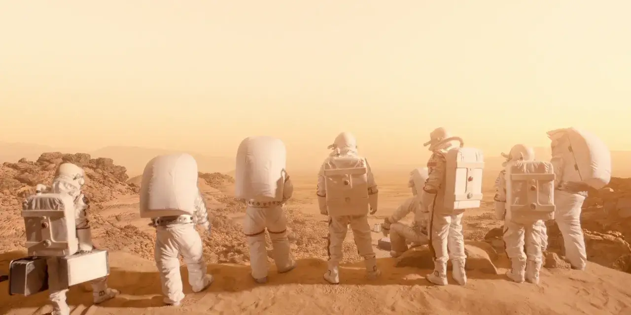 Des astronautes contemplent le paysage martien, pr&ecirc;ts pour de nouvelles aventures dans For All Mankind saison 5.