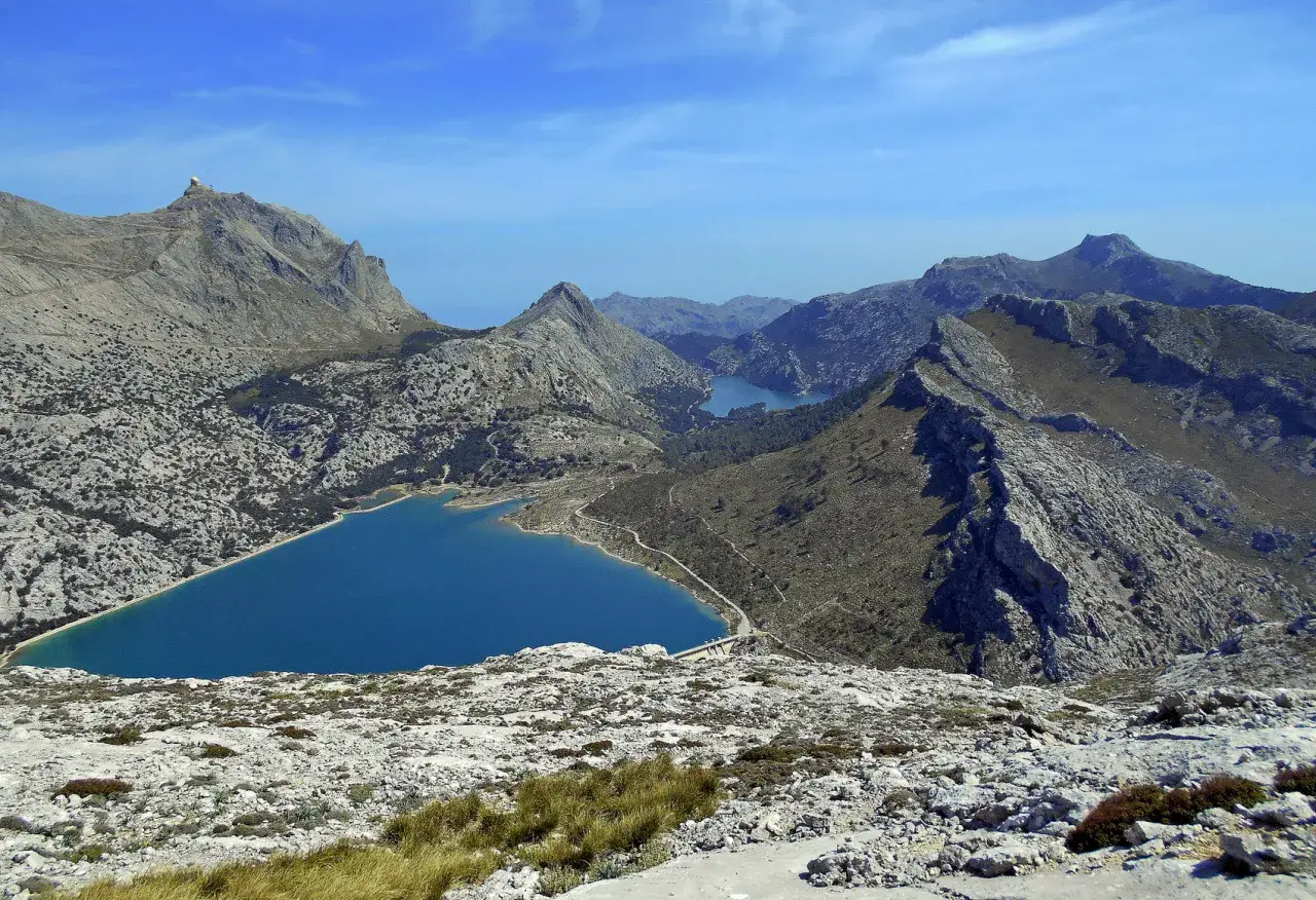 Zimowe trasy w górach Serra de Tramuntana na Majorce oferują widoki na błękitne jeziora i skaliste szczyty.
