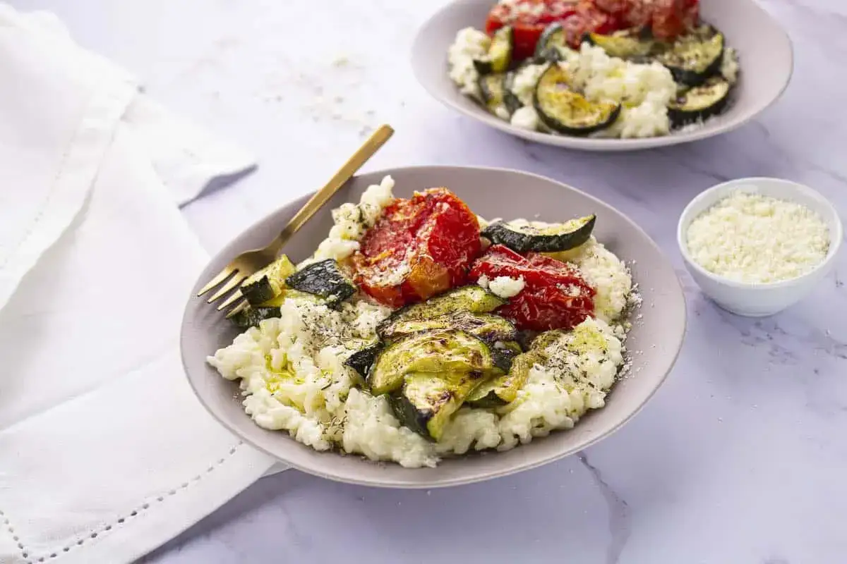 Un cr&eacute;meux risotto l&eacute;gumes, garni de courgettes grill&eacute;es et tomates r&ocirc;ties, parsem&eacute; de parmesan r&acirc;p&eacute;. Un d&eacute;lice !