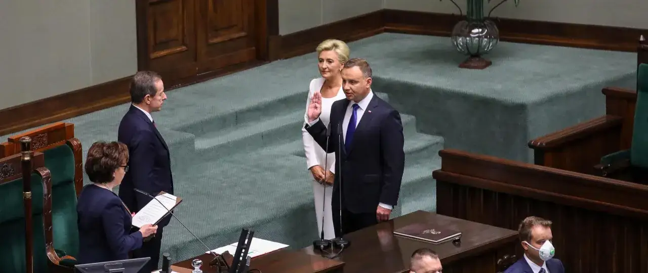 Prezydent składa przysięgę, rozpoczynając swoją kadencję. Warto wiedzieć, ile trwa kadencja prezydenta.