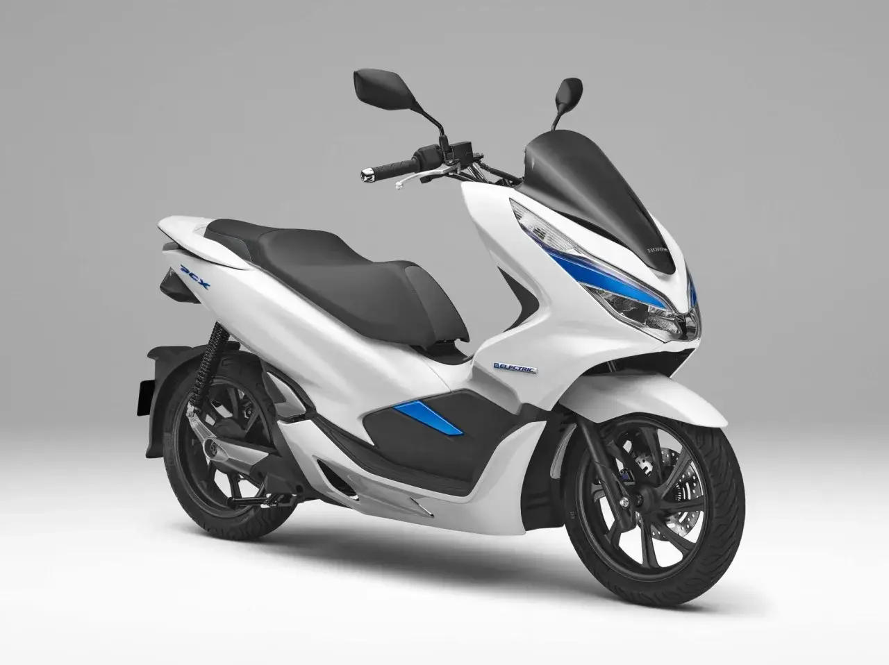Biały skuter elektryczny Honda PCX Electric. Zastanawiasz się, jakie uprawnienia na skuter 50? Ten model jest idealny do miasta.