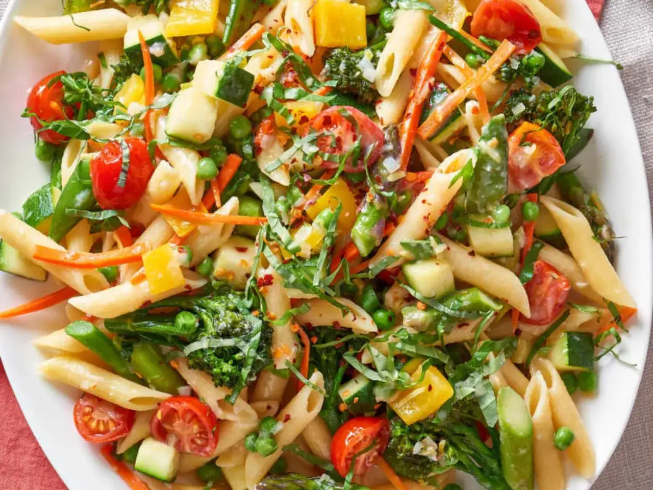 Bunte Penne mit frischem Gem&uuml;se wie Tomaten, Zucchini, Brokkoli und Erbsen. Ein k&ouml;stliches Beispiel f&uuml;r italienische Pasta Rezepte vegetarisch.