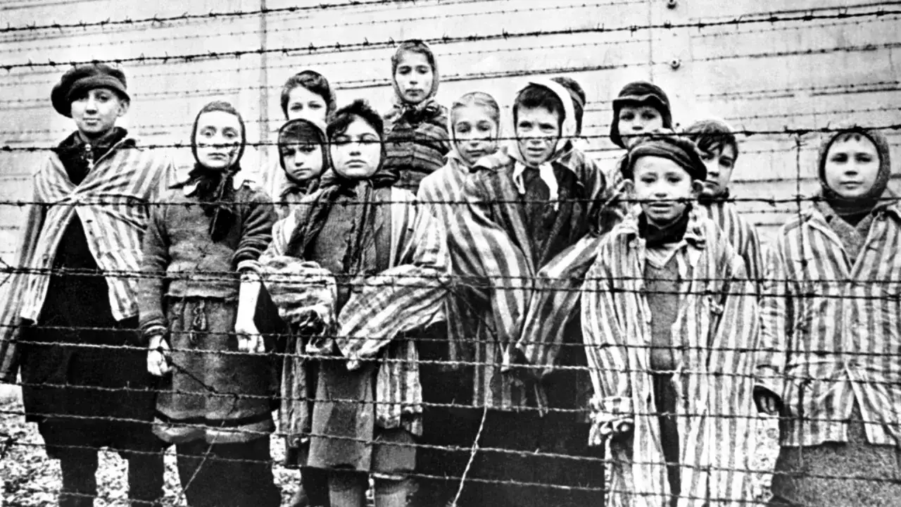 Dzieci w pasiatych ubraniach za drutem kolczastym. To obraz, który stanowi streszczenie u nas w Auschwitzu.