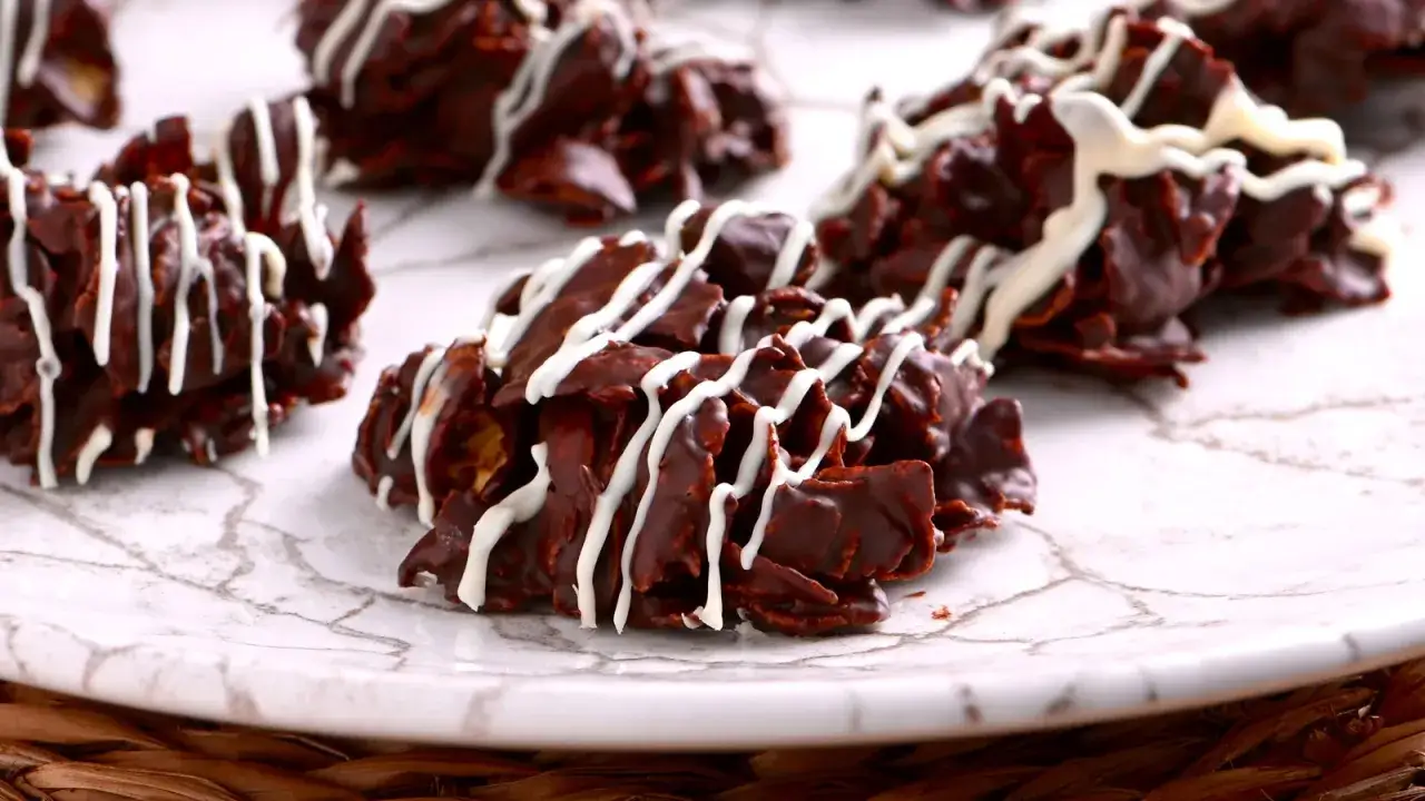 Deliciosas trufas de chocolate con crujientes trozos y un toque de chocolate blanco.